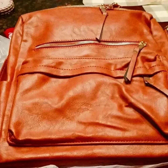 NWT hand bag. Absolutely beautiful brown color. - Picture 1 of 5